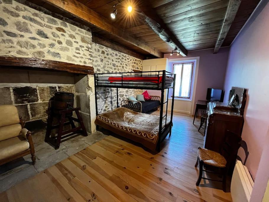 Gite A La Ferme Au Coeur De L'Auvergne Saint-Hippolyte  Εξωτερικό φωτογραφία