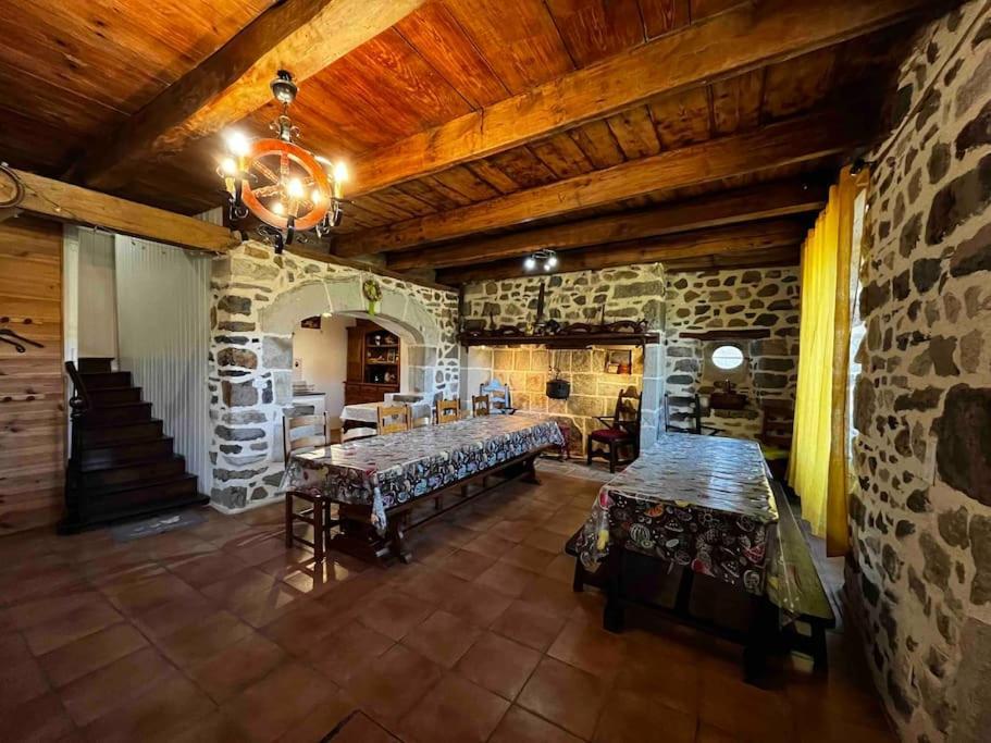 Gite A La Ferme Au Coeur De L'Auvergne Saint-Hippolyte  Εξωτερικό φωτογραφία