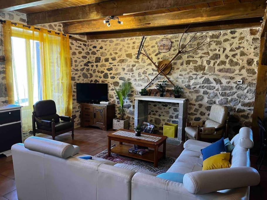 Gite A La Ferme Au Coeur De L'Auvergne Saint-Hippolyte  Εξωτερικό φωτογραφία