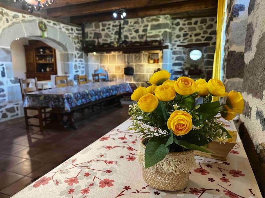 Gite A La Ferme Au Coeur De L'Auvergne Saint-Hippolyte  Εξωτερικό φωτογραφία