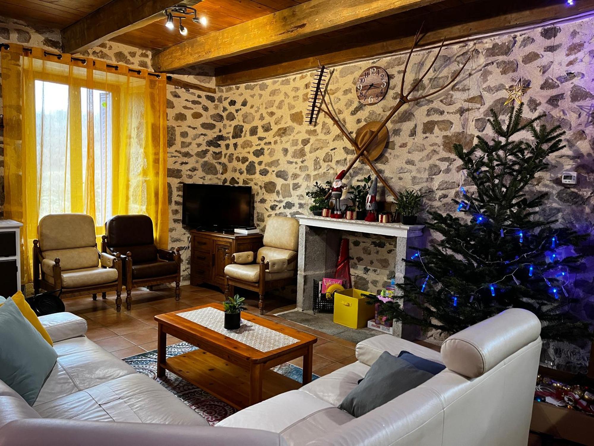 Gite A La Ferme Au Coeur De L'Auvergne Saint-Hippolyte  Εξωτερικό φωτογραφία